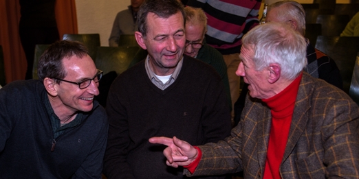 Angeregt: Willi Delp, Günter Glas und Horst Blattgerste im Gespräch. Foto: Bernd Scheider Angeregt: Willi Delp, Günter Glas und Horst Blattgerste im Gespräch. Foto: Bernd Scheider