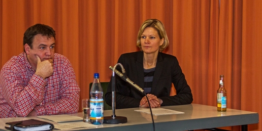 Hoch konzentriert: Ullrich Krost und Doris Maurer während der Auftaktveranstaltung von Fischbachtal kreativ. Foto: Bernd Scheider Hoch konzentriert: Ullrich Krost und Doris Maurer während der Auftaktveranstaltung von Fischbachtal kreativ. Foto: Bernd Scheider